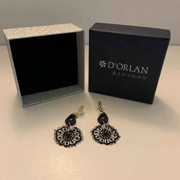 Jewelry - NWOT Black and Gold Hanging Earrings with Gem
